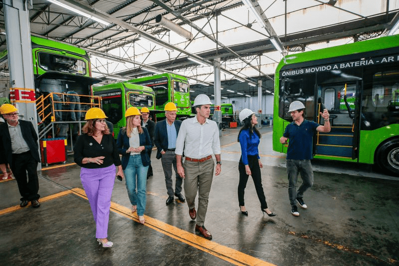 Governador do Pará inspeciona montagem de ônibus elétricos para a COP 30.