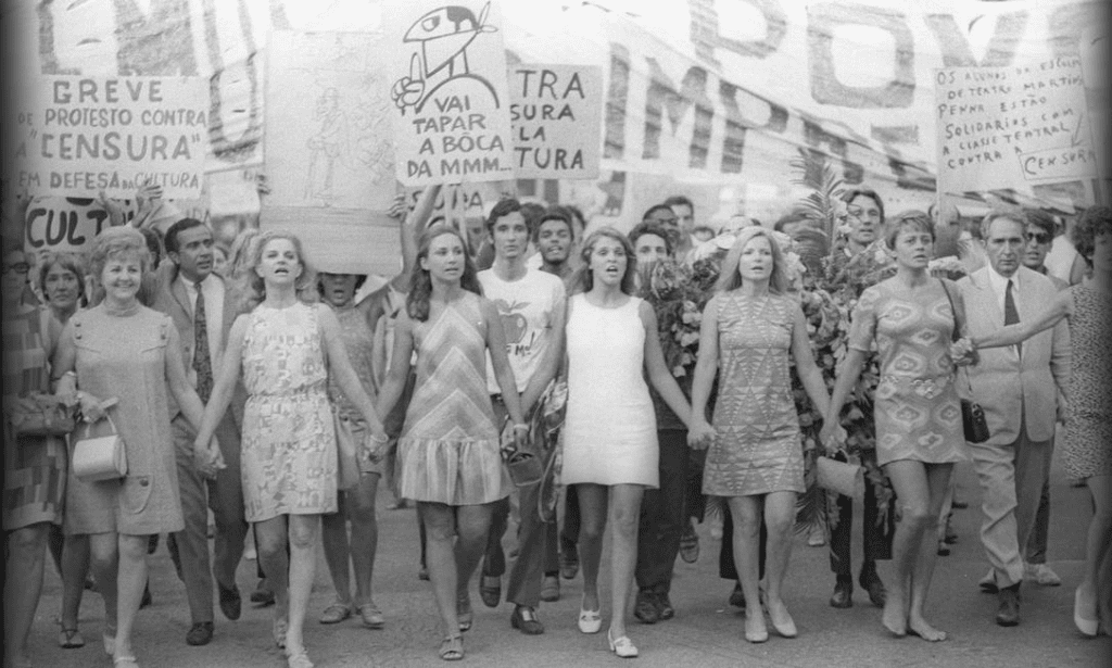 Imagem de 1968, de uma marcharam contra a censura do governo em plena ditadura militar. Participaram da manifestação as atrizes Eva Todor, Tônia Carreiro, Eva Wilma, Leila Diniz, Odete Lara, Cacilda Becker e Norma Bengell,  Foto: Gonçalves / Agência O Globo