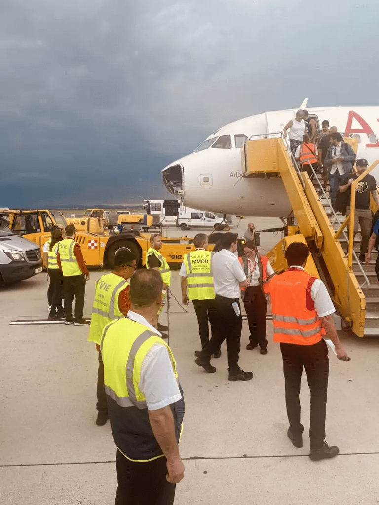 Avião danificado após passar por tempestade de granizo. 