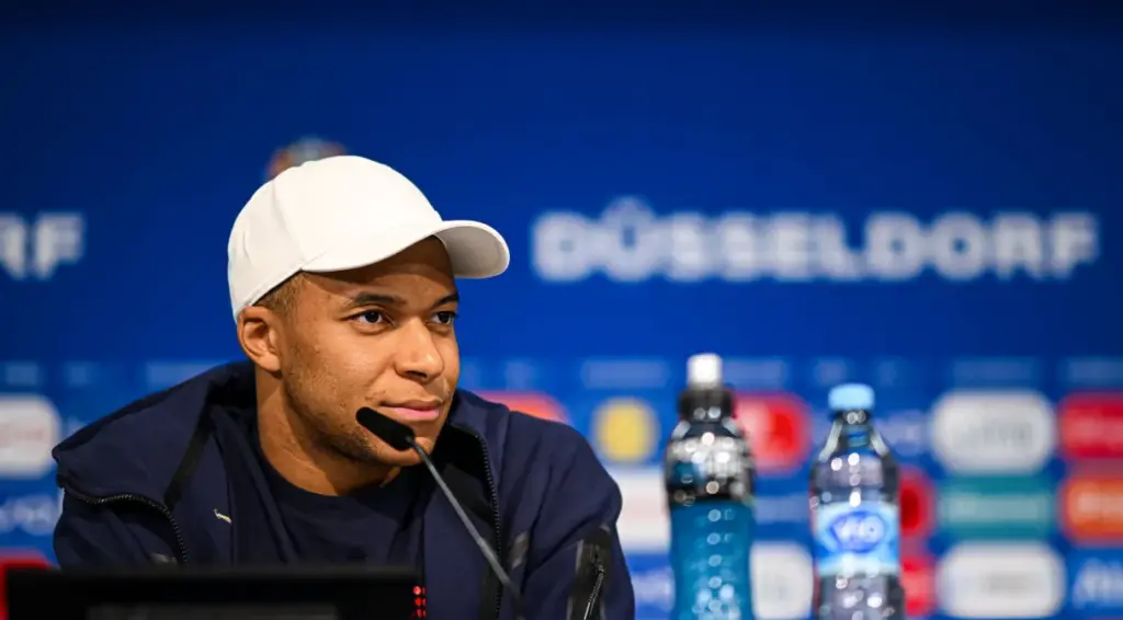 Mbappé convoca jovens a votar nas eleições contra o avanço da extrema direita francesa. Imagem: Frederic Scheidemann - UEFA/UEFA via Getty Images