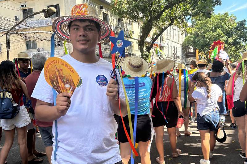 Estudantes com autismo participam de batalhão inclusivo no 'Arrastão do Pavulagem'. Foto: Divulgação