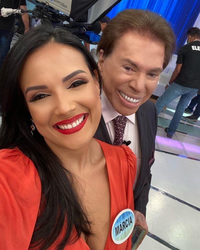 Márcia contou sobre como foi marcante conhecer o "patrão", Silvio Santos. A foto com o "homem do Baú" rolou em abril de 2022. -  Foto: Reprodução Instagram 