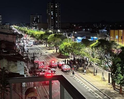 assaltantes fazem refém na noite desta terça, 23, na av. joão paulo ii