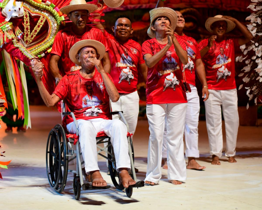 Braulino ficou visivelmente emocionado com a homenagem. Foto: Paulo Bindá/A Crítica