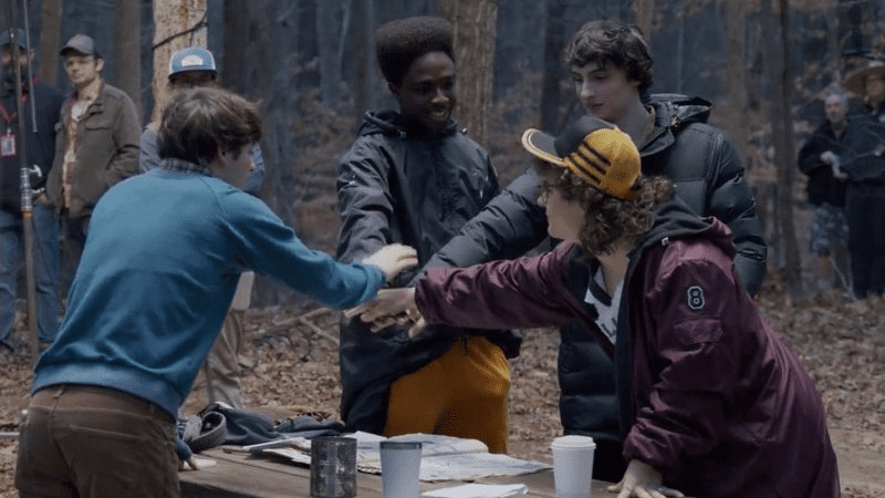 As crianças cresceram! O elenco principal aparece de Stranger Things reunido nas gravações da última temporada - foto: Divulgação/Netflix