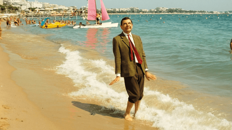 Tá querendo dar um mergulho, né minha filha? Vem ver cinco destinos para aproveitar a praia sem sair da Grande Belém - Foto: reprodução / divulgação filme "As Férias de Mr. Bean"