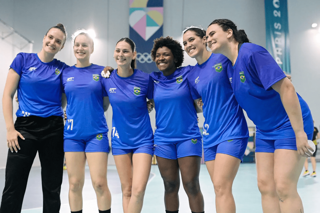 Jogadoras da seleção brasileira de handebol em Paris para as Olimpíadas. Foto: Alexandre Loureiro/COB