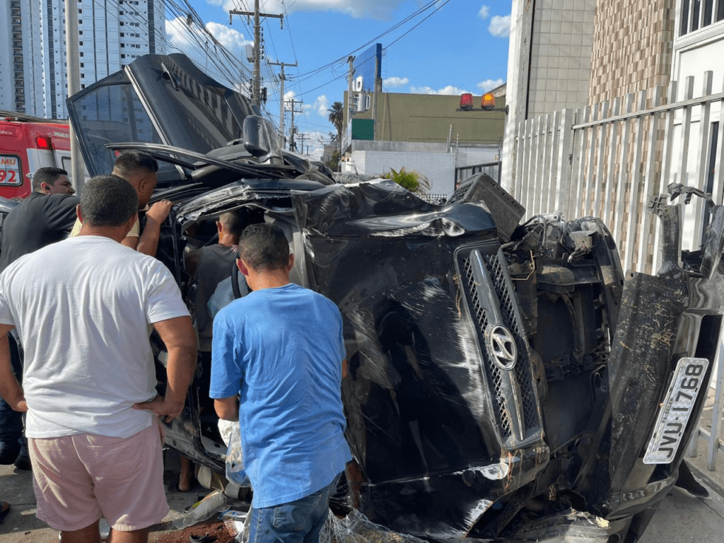 Carro capota após atingir poste na Av. Almirante Barroso, em Belém - Foto: Rodrigo Leite