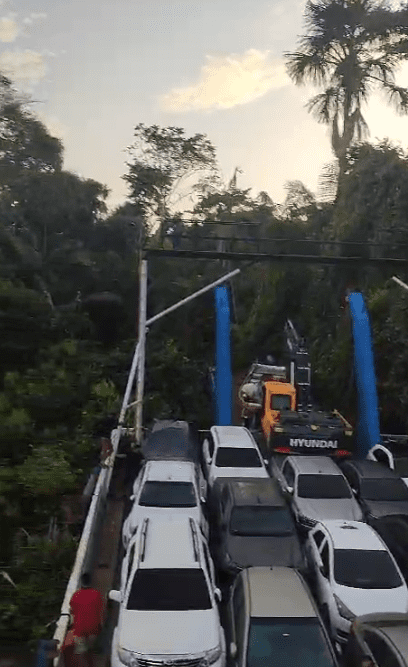 Ferry boat lotado perde controle e encalha no Marajó - Foto: reprodução web