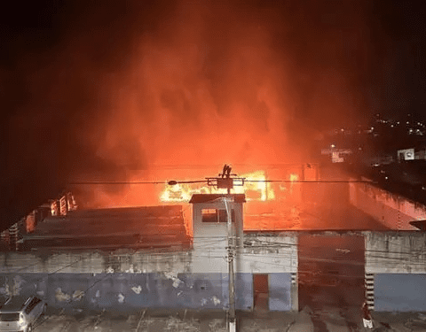 Ônibus da transportadora Arsenal pegam fogo dentro da garagem, em Belém