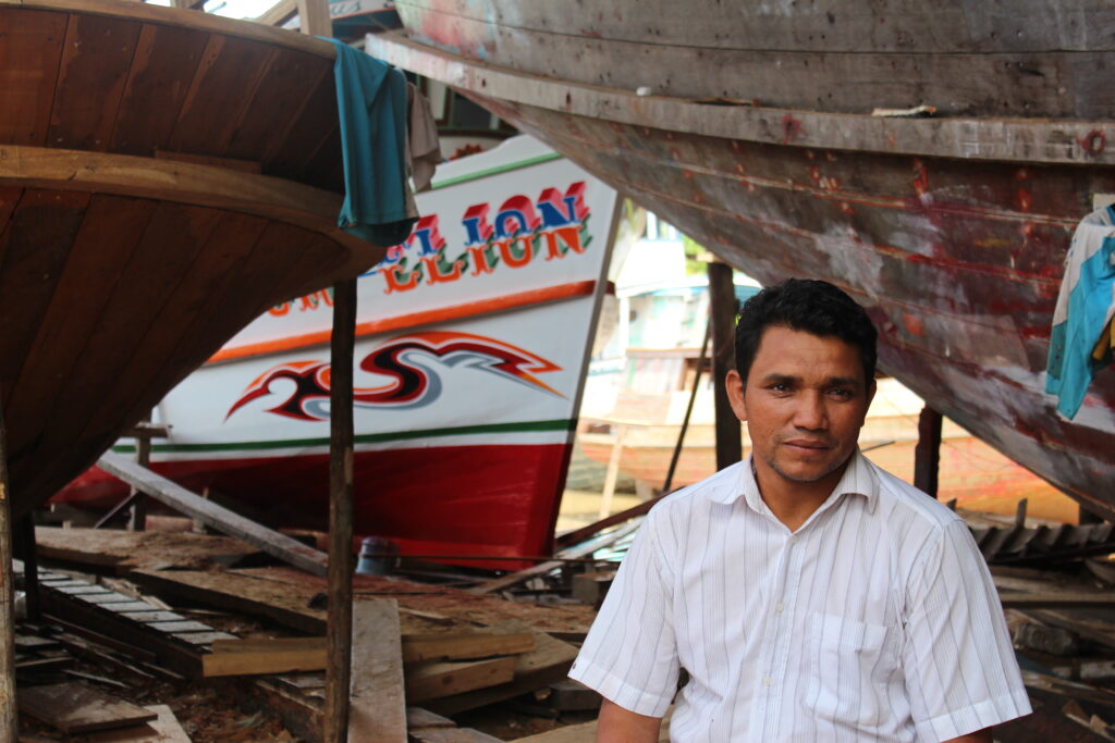 Arte ribeirinha / O abridor de letras José Raimundo “Biduia”, de  Igarapé-Miri, nordeste do Pará. Foto: Sâmia Batista